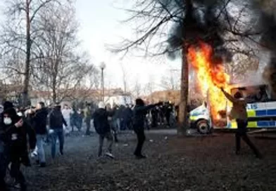 Atacantes enmascarados irrumpieron en un acto antifascista en Suecia