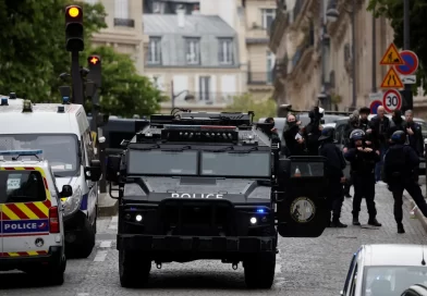 Un hombre amenaza con hacer explotar un artefacto en París