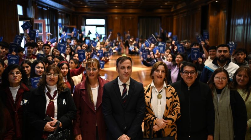 EL JEFE DE GABINETE RECIBIÓ A ALUMNOS DE LOS DEPARTAMENTOS TABOADA, MORENO Y AVELLANEDA