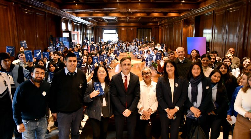 ESTUDIANTES DE LOS DEPARTAMENTOS LORETO, AGUIRRE Y MITRE VIVIERON UNA GRATA EXPERIENCIA EN CASA DE GOBIERNO