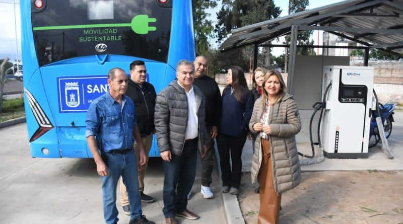 La intendente Fuentes recorrió la estación de carga de la línea de colectivos eléctricos