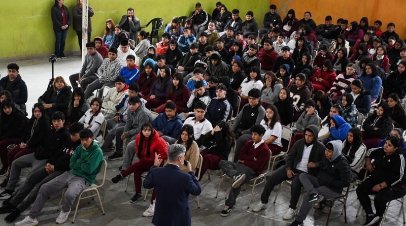 CAPACITAN A ESTUDIANTES Y ADULTOS SOBRE CIUDADANÍA DIGITAL Y PREVENCIÓN DE RIESGOS EN INTERNET