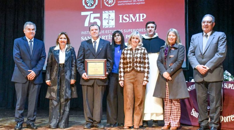 La intendente Fuentes entregó una placa conmemorativa por el 75° aniversario del Instituto San Martín de Porres
