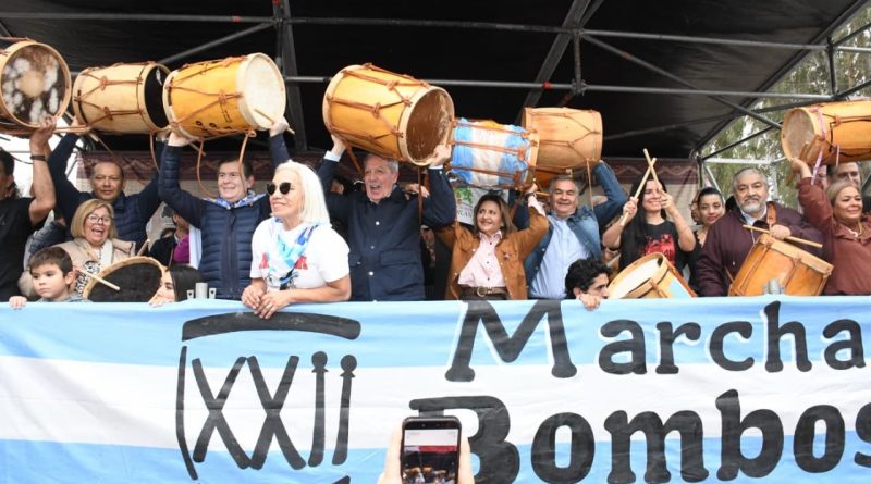 El escenario de la feria artesanal recibió a estudiantes que se destacaron artísticamente en la Liga de Promos