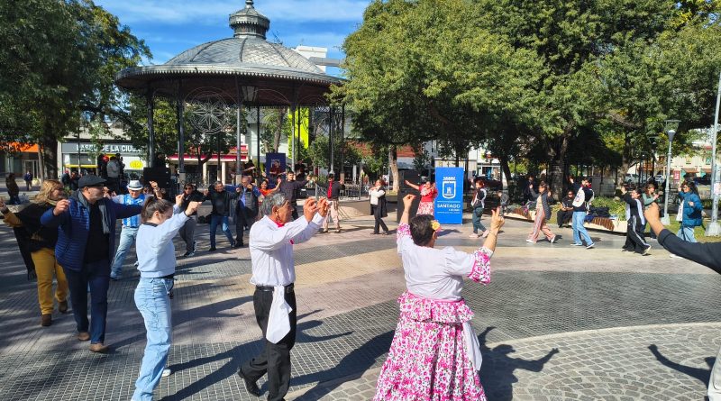 La Municipalidad invita la ciclo «Folclore en la Plaza» con música en vivo y baile